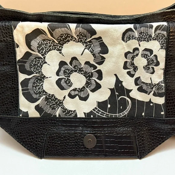 Liebeskind Berlin Leather Shoulder Bag - Picture 7 of 11